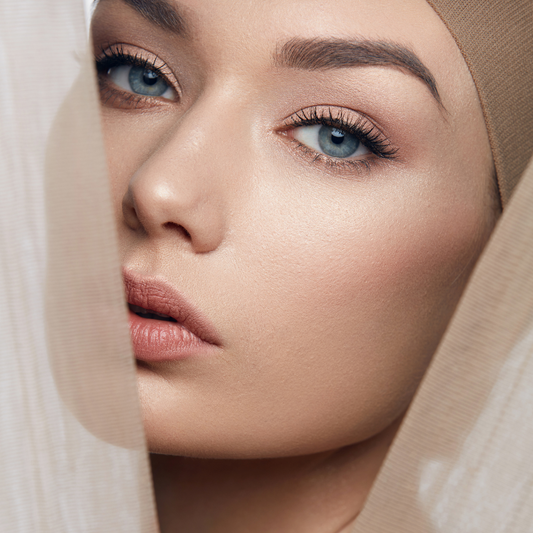 beaituful model with blue eye and natural makeup